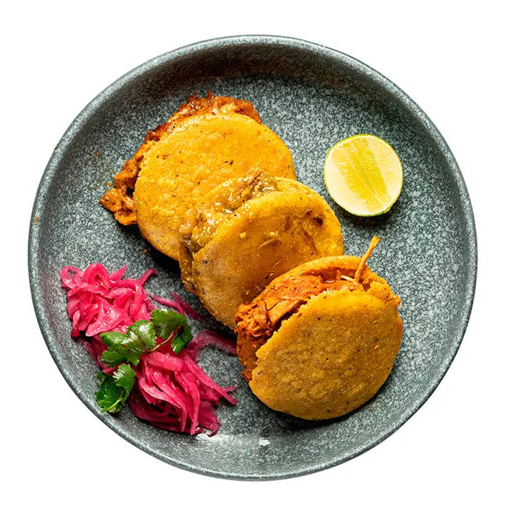 Ver foto de Gorditas de chicharrón en salsa roja